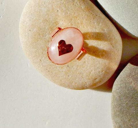 Bague cabochon quartz rose et appliqué coeur