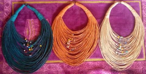 colliers 100 fils de cuir et perles   BURKINA-FASO    64 euros
